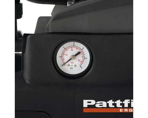 Gros plan d''un manomètre sur un compresseur Pattfield affichant la pression en PSI et en bar.
