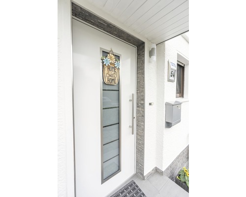 Espace d''entrée d''une maison avec porte d''entrée, numéro de maison et boîte aux lettres