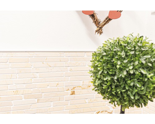 Carrelage mural aspect pierre et buis artificiel en forme de boule comme décoration