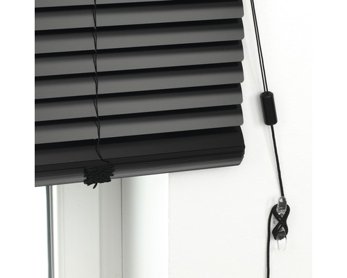 Vue détaillée d''un store horizontal avec des cordons de tirage pour le contrôle de la lumière