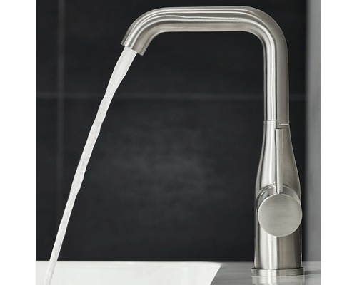 Wasserhahn aus Metall mit fließendem Wasser