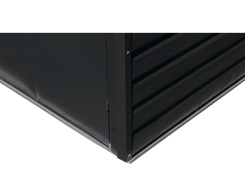 Detailansicht eines Gerätehauses mit Holzelementen und Metalleinfassung