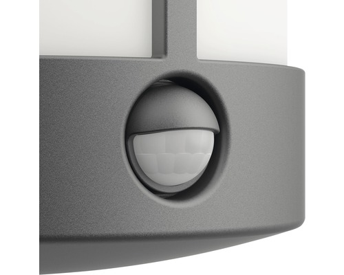 Nahaufnahme eines Bewegungsmelders an einer Aussenleuchte