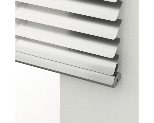 Gros plan d''un store vénitien blanc pour la décoration de fenêtre et la protection solaire.