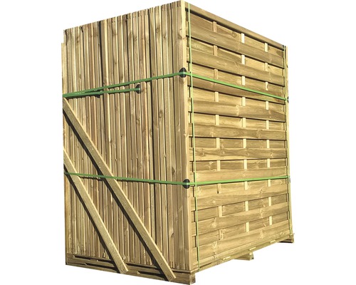 Verpackte Holzzaunelemente auf einer Palette