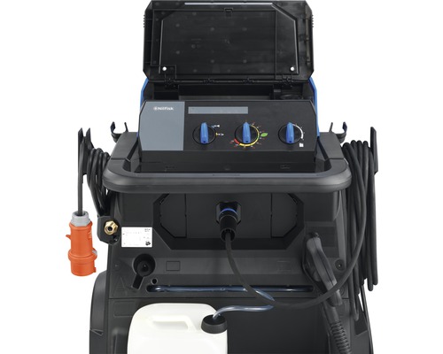Nettoyeur haute pression Nilfisk avec panneau de commande, enrouleur de flexible et réservoir de détergent