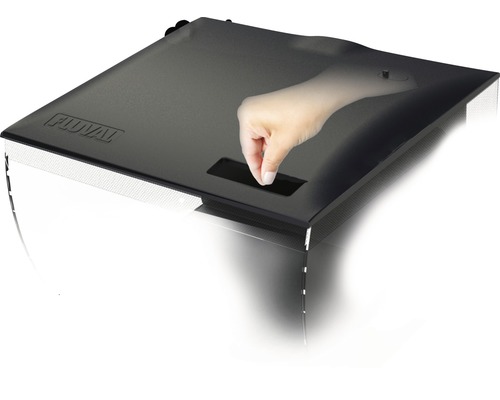 Couvercle d''aquarium Fluval avec une main utilisant une ouverture