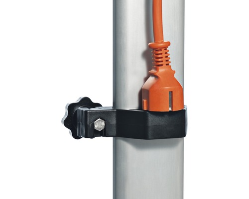 Detailaufnahme einer Lampenbefestigung mit Kabelklemme an einem Lampenmast.