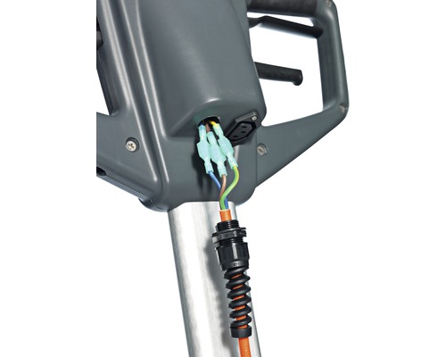 Detailaufnahme einer elektrischen Verbindung mit Kabel und Steckverbindern