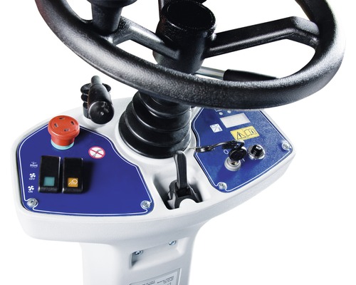 Gros plan des commandes d''une autolaveuse avec volant, interrupteurs et contacteur à clé.