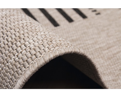 Gros plan d''un tapis beige à rayures