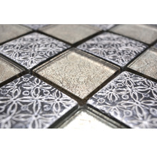 Gros plan de carreaux de mosaïque avec motif floral et surface en verre