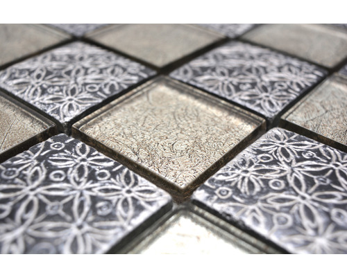 Detailaufnahme von Mosaikfliesen mit floralem Muster und Glasoberfläche