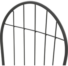 Detailansicht der Rückenlehne eines Stuhls aus Metall