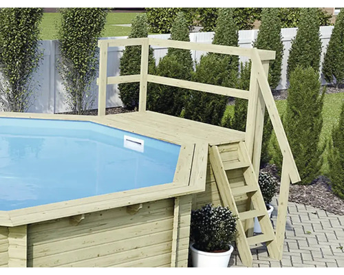 Aufstellpool aus Holz mit Leiter und Handlauf im Garten