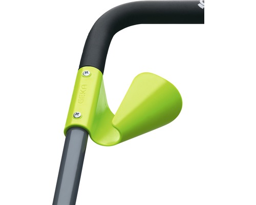 Detailansicht einer GEKA-Gießhilfe am Griff einer Gießkanne.