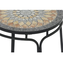 Detailansicht eines Mosaiktisches mit Metallgestell