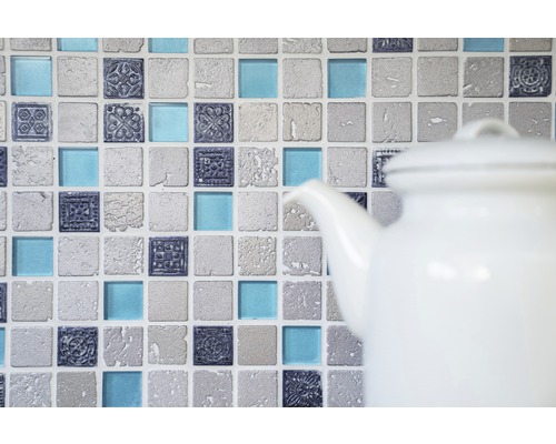 Mosaïque avec ornements et accents de verre en arrière-plan
