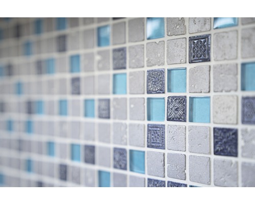 Gros plan d''un mur avec des carreaux de mosaïque carrés aspect pierre, en verre et avec des ornements