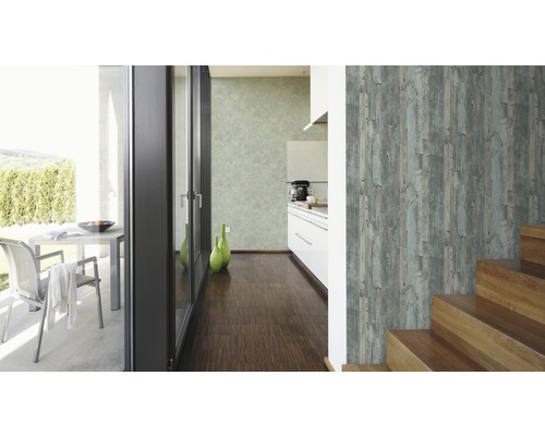 Innenraumansicht mit Holzwandtapete und Treppe