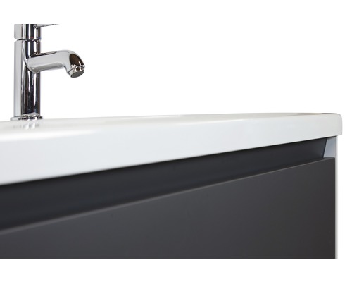 Detailansicht eines Waschtischunterschranks mit Armatur und Schublade