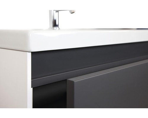 Detailaufnahme eines Waschbeckenunterschranks mit Schublade