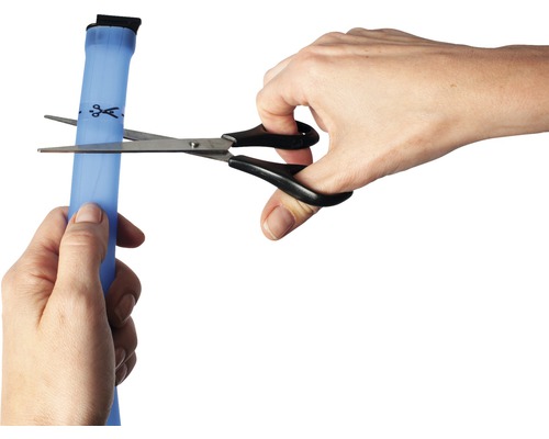 Eine Person schneidet mit einer Schere einen Schlauch ab.