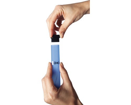 Anwenderhand, die einen Dosierstift mit einer schwarzen Kappe verschliesst