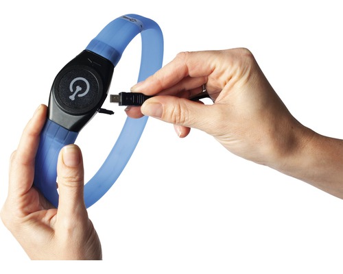 Aufladen des LED Armbands mit USB-Kabel