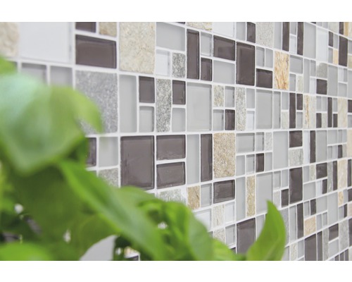 Nahaufnahme einer Wand mit Mosaikfliesen aus Glas und Stein