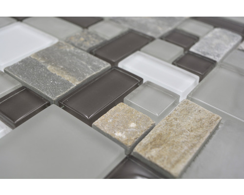 Nahaufnahme von Mosaikfliesen aus Glas und Stein