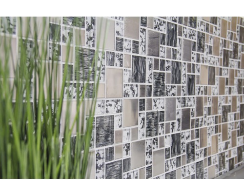 Wand mit quadratischen Mosaikfliesen und Pflanzendekoration