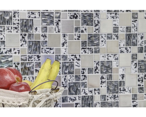 Wandfliesen mit unterschiedlichen Mustern als Hintergrund für einen Obstkorb