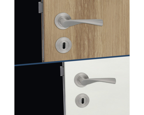 Türbeschlag-Garnitur aus Edelstahl auf einer Holz- und einer weißen Tür