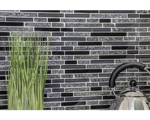 Aménagement mural avec des carreaux de mosaïque et des éléments décoratifs dans une cuisine