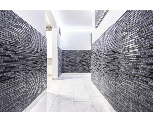 Couloir avec carrelage mural et carrelage au sol