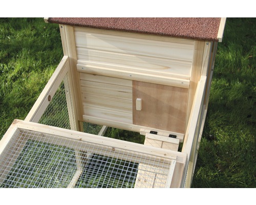 Detailansicht eines Holz-Kleintierstalls mit Drahtgitter