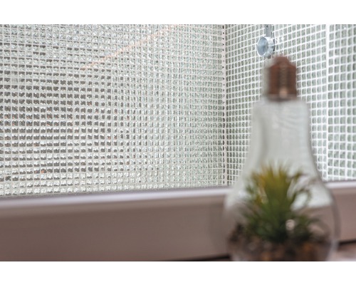 Mur de carreaux de mosaïque avec ampoule décorative contenant une plante