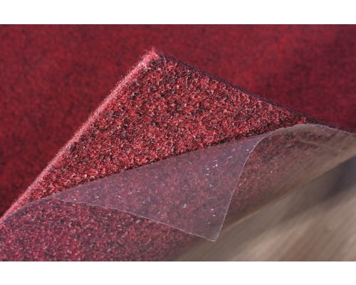 Rote Teppichfliese mit abziehbarer Schutzfolie.