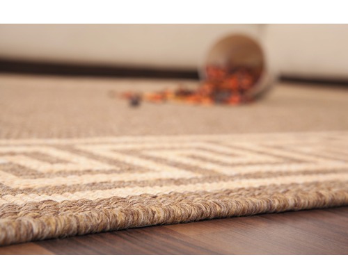 Gros plan d''un tapis avec un motif géométrique