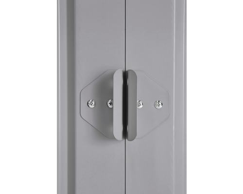 Detailansicht der Türgriffe eines Geräteschranks