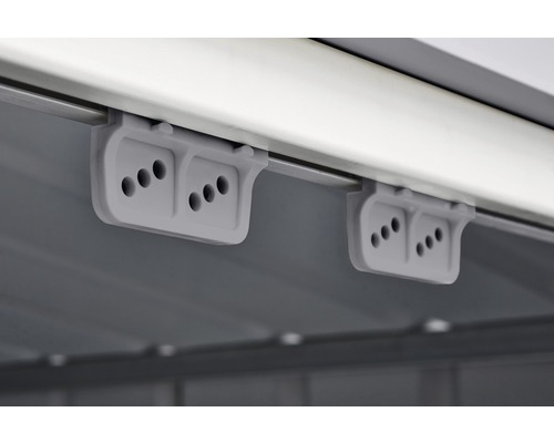 Detailansicht von zwei Halterungen mit Löchern zur Befestigung an einer Schiene.