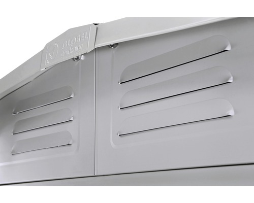 Detailansicht eines Gartenhauses mit Belüftungsschlitzen und Global Gardening Logo.