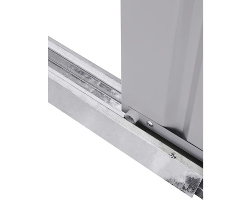 Detailansicht einer Schiebetür in einer Metallschiene