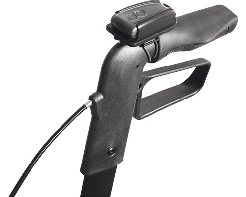 Detailansicht des Griffes eines Rasenmähers mit Bedienelementen und Steuerkabel.