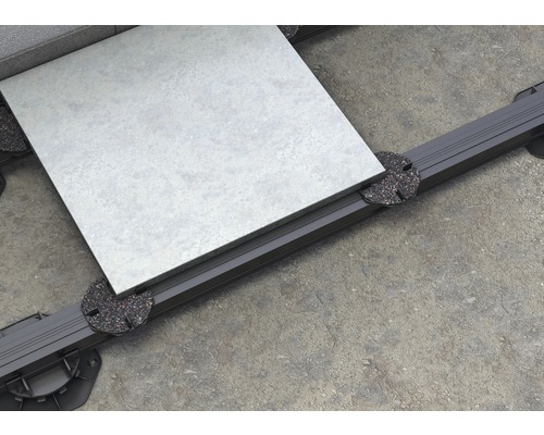 Terrassenplatte auf Terrassenlager mit Aluminiumprofil