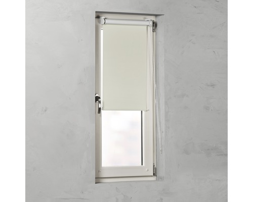 Fenster mit halb heruntergelassenem Rollo