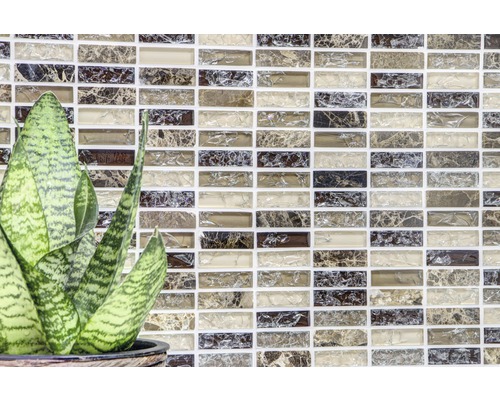 Mosaikfliesenwand mit Zimmerpflanze im Topf