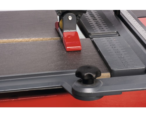 Vue détaillée d''une scie circulaire de table avec guide de pièce et échelle pour un réglage précis de la largeur de coupe