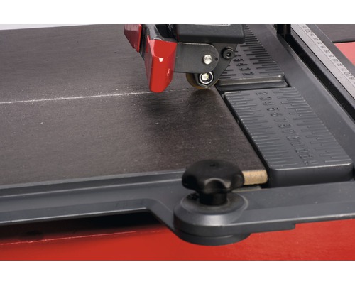 Vue détaillée d''un coupe-carreaux en train de rayer un carreau